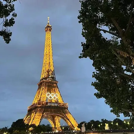 Haussamn Walk Tour Eiffle Trocadero 3minutes アパート